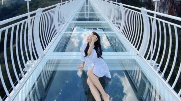 Báo Mỹ giới thiệu cây cầu đáy kính dài nhất thế giới ở Việt Nam - Ảnh 6.