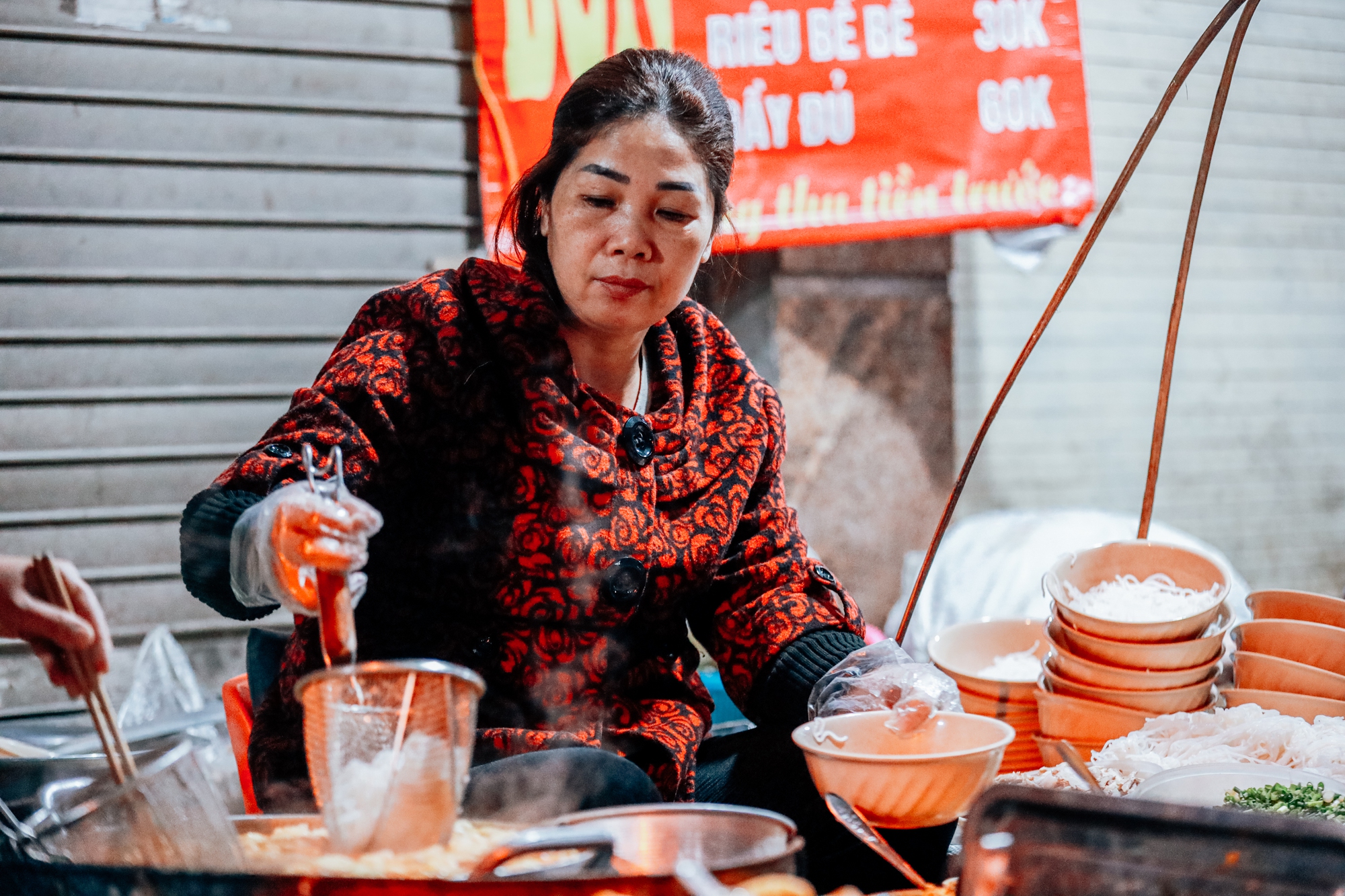 Gánh bún riêu truyền đời mỗi ngày bán cả ngàn bát và cái tên độc nhất vô nhị trong “làng ăn đêm” Hà Nội  - Ảnh 4.