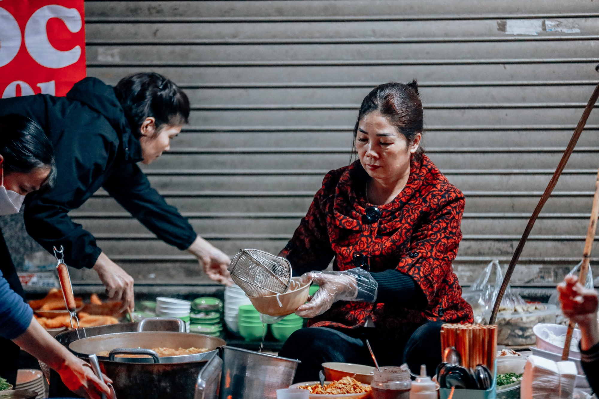 Gánh bún riêu truyền đời mỗi ngày bán cả ngàn bát và cái tên độc nhất vô nhị trong “làng ăn đêm” Hà Nội  - Ảnh 2.