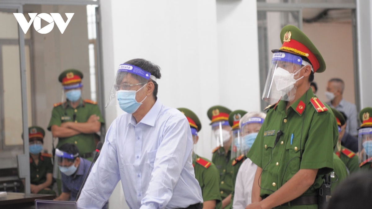 3 cựu lãnh đạo tỉnh Khánh Hòa tiếp tục hầu tòa liên quan đến “đất vàng” - Ảnh 1.