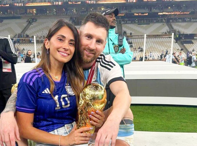 Vợ của Messi sẽ bị FIFA trừng phạt? - Ảnh 1.
