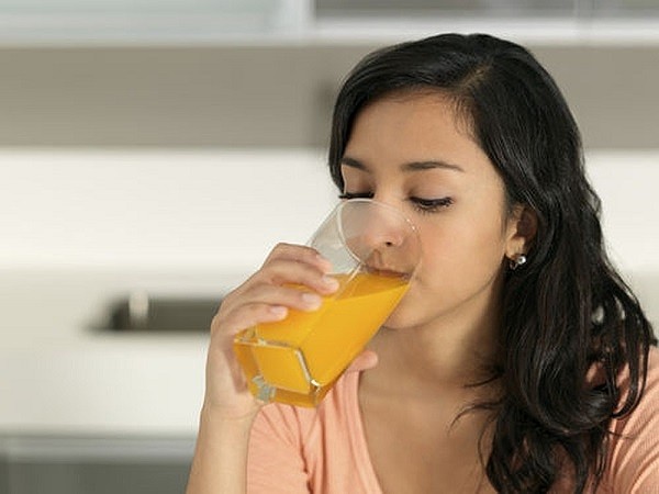 Bạn sẽ phải ‘trả giá đắt’ nếu phạm phải những sai lầm này khi uống nước cam - Ảnh 1.