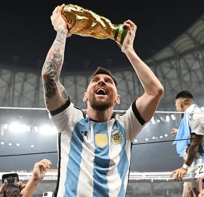 Hãy xem ảnh siêu sao bóng đá Messi cầm trên tay chiếc cúp danh giá, người hùng của mọi trận đấu và cảm nhận hết niềm tự hào của những người hâm mộ Barca trên khắp thế giới.