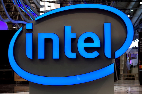 Intel châm ngòi ‘đại chiến’ những gã khổng lồ bán dẫn - Ảnh 1.
