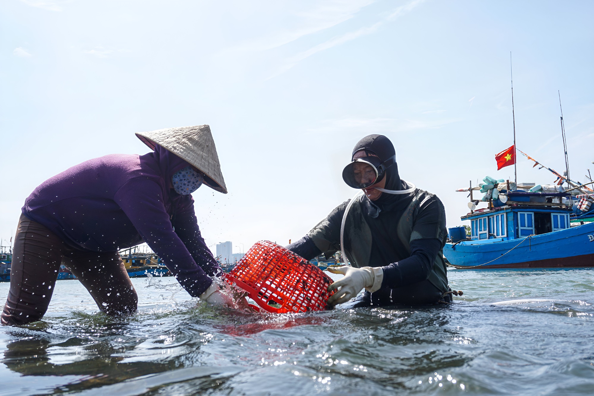 Buộc 10 kg sắt vào người, lặn xuống đáy sông Hàn mưu sinh ngày giá rét - Ảnh 8.