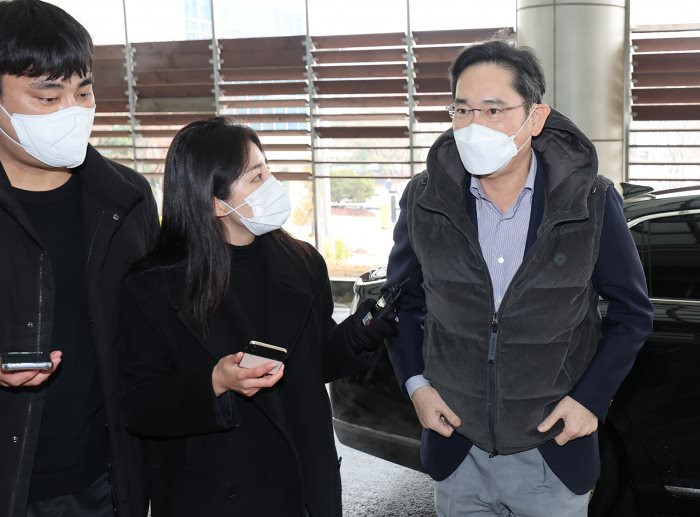 Đằng sau chiếc ao phao mà Chủ tịch Samsung Lee Jae-yong mặc trong chuyến đi quan trọng tới Việt Nam - Ảnh 1.