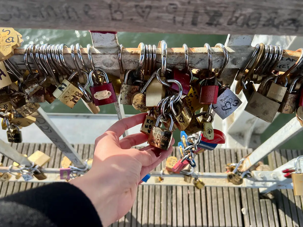 Cứ mong đến Paris xem tháp Eiffel, cô gái nhận ra không bao giờ nên tin ảnh sống ảo - Ảnh 10. Cứ mong đến Paris xem tháp Eiffel, cô gái nhận ra không bao giờ nên tin ảnh sống ảo - Ảnh 10.