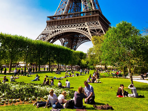 Cứ mong đến Paris xem tháp Eiffel, cô gái nhận ra không bao giờ nên tin ảnh sống ảo - Ảnh 3. Cứ mong đến Paris xem tháp Eiffel, cô gái nhận ra không bao giờ nên tin ảnh sống ảo - Ảnh 3.