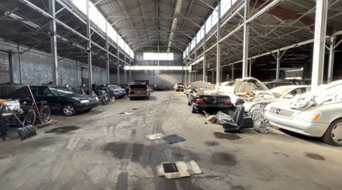 Phát hiện nhà kho bỏ hoang chứa siêu xe Rolls-Royces, BMW - Ảnh 1.