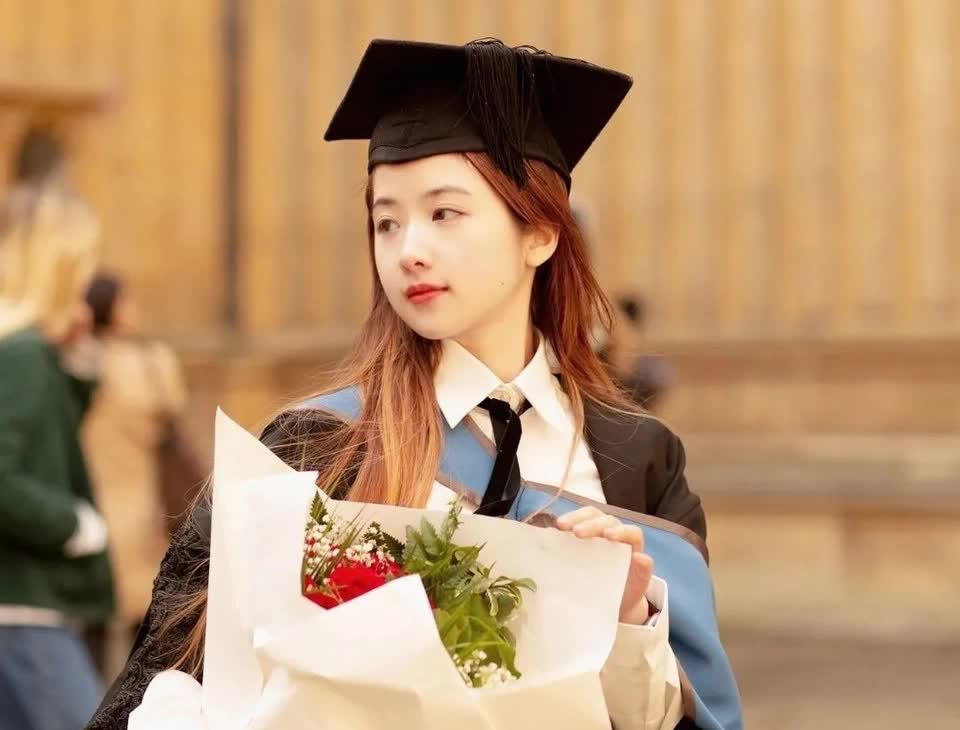 Ngoại hình xinh đẹp, cô gái bị nghi ngờ nói dối khi đăng ảnh tốt nghiệp Thạc sĩ Oxford: &quot;Trông chẳng giống kiểu người học giỏi&quot; - Ảnh 1.