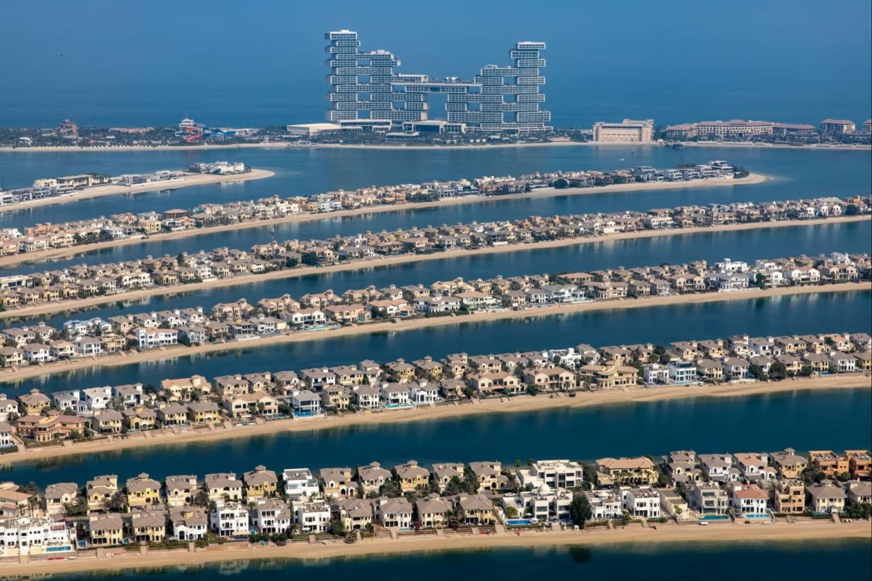 Giới siêu giàu thổi bùng cơn sốt bất động sản hạng sang ở Dubai: Người người đổ về thành phố vàng, nhà đầu tư “khóc hết nước mắt” - Ảnh 2.