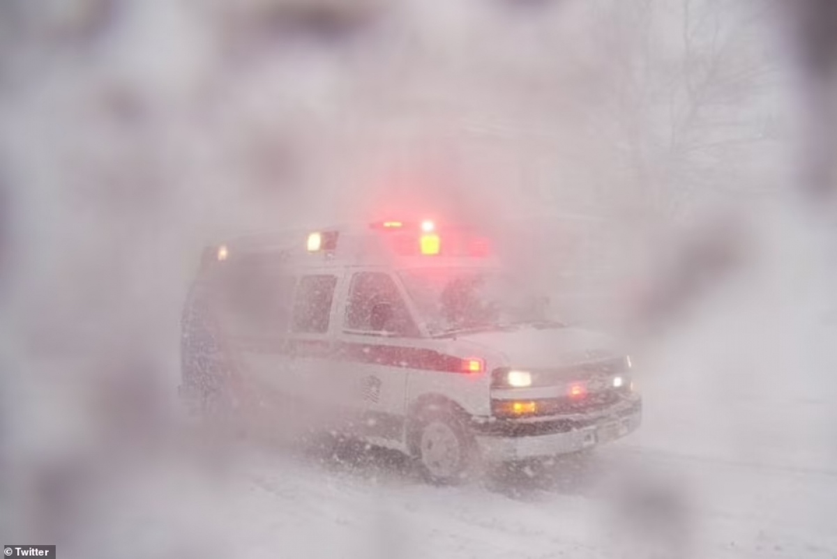 Hình ảnh bão tuyết kinh hoàng ở Mỹ làm hàng chục người thiệt mạng - Ảnh 2.