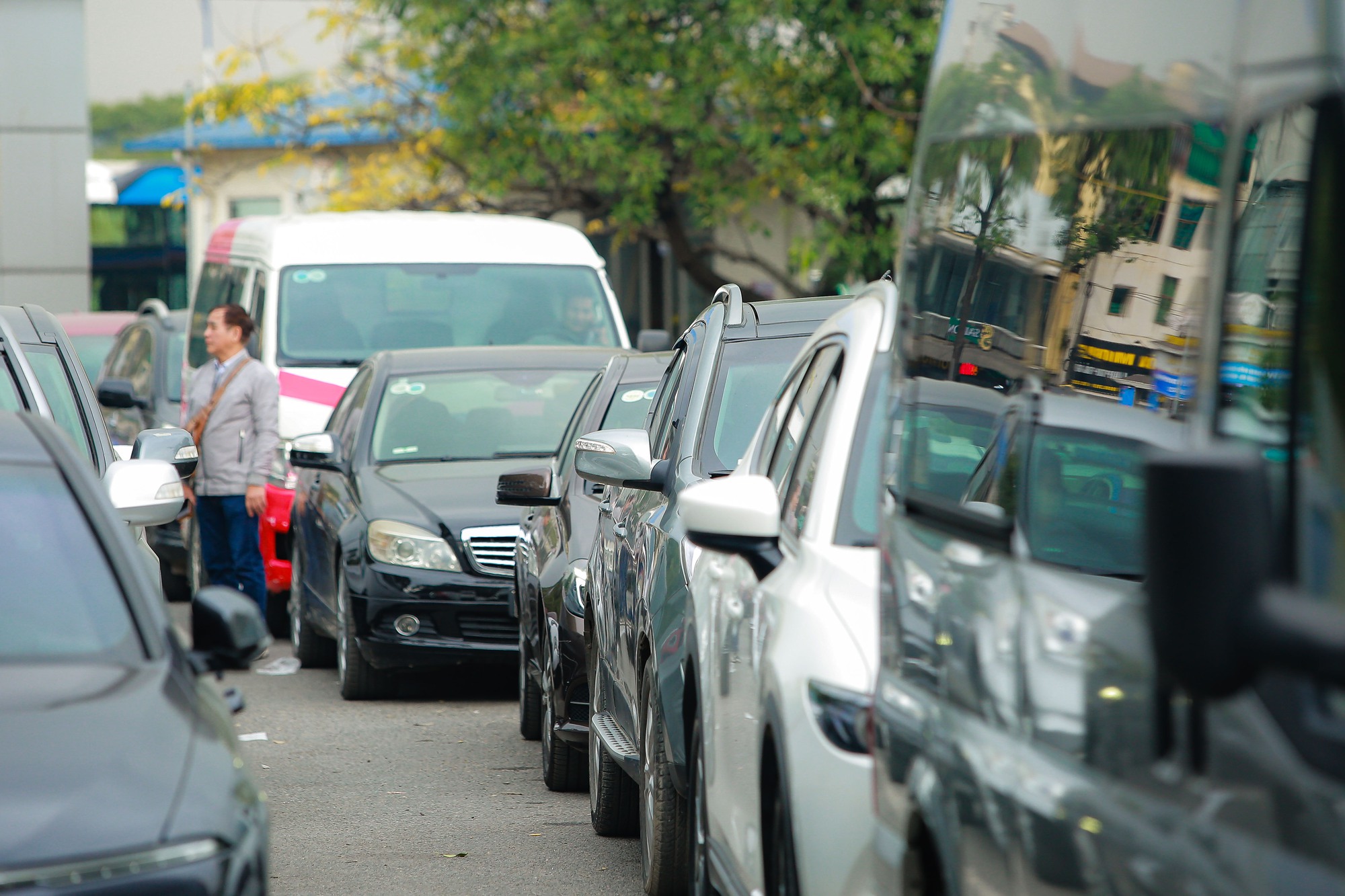 Clip: Hàng trăm xe ôtô nối đuôi nhau chờ đăng kiểm ở Hà Nội - Ảnh 6.