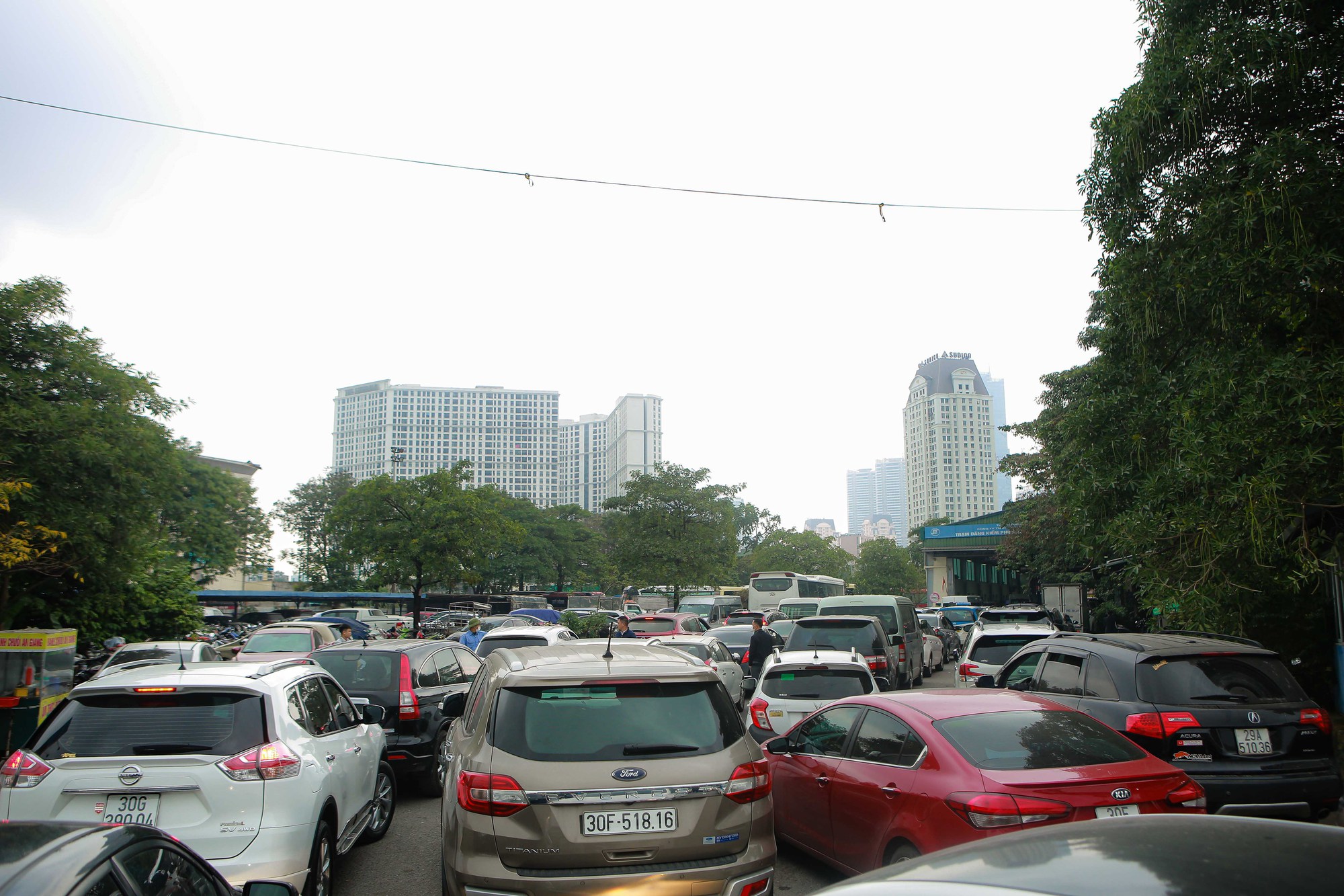 Clip: Hàng trăm xe ôtô nối đuôi nhau chờ đăng kiểm ở Hà Nội - Ảnh 2.