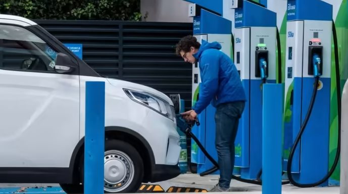 Nghịch lý ngành xe điện tại châu Âu: 'Tất tay' phát triển xe xanh nhưng sạc đầy pin xe điện lại đắt đỏ hơn đổ đầy 1 bình xăng - Ảnh 2.