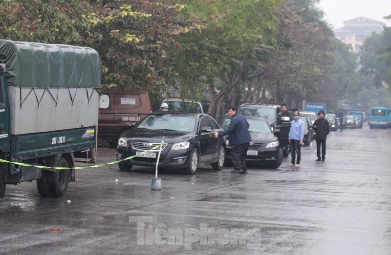 Người dân xếp hàng dưới mưa chờ đăng kiểm ô tô tại Hà Nội - Ảnh 2.