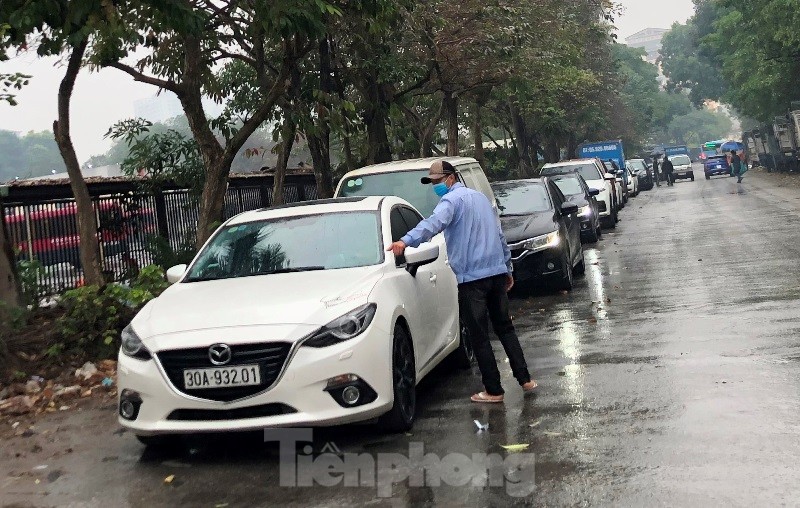 Người dân xếp hàng dưới mưa chờ đăng kiểm ô tô tại Hà Nội - Ảnh 6.