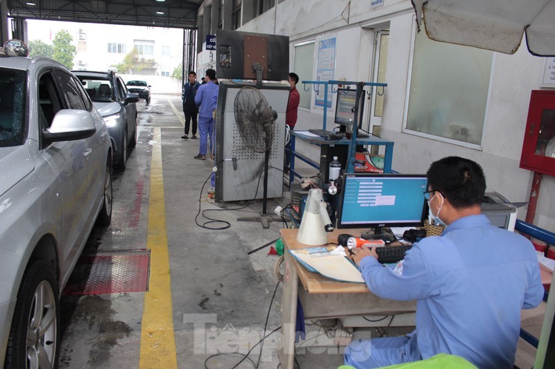 Người dân xếp hàng dưới mưa chờ đăng kiểm ô tô tại Hà Nội - Ảnh 8.
