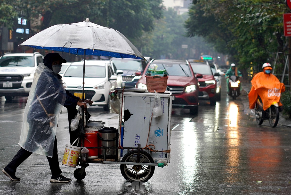 Người lao động đường phố Hà Nội quay quắt mưu sinh dưới mưa rét - Ảnh 8.