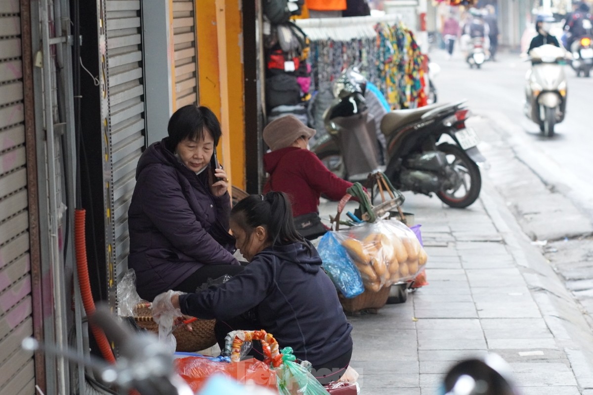 Người lao động đường phố Hà Nội quay quắt mưu sinh dưới mưa rét - Ảnh 3.