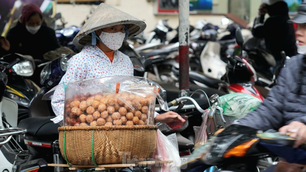 Người lao động đường phố Hà Nội quay quắt mưu sinh dưới mưa rét - Ảnh 10.