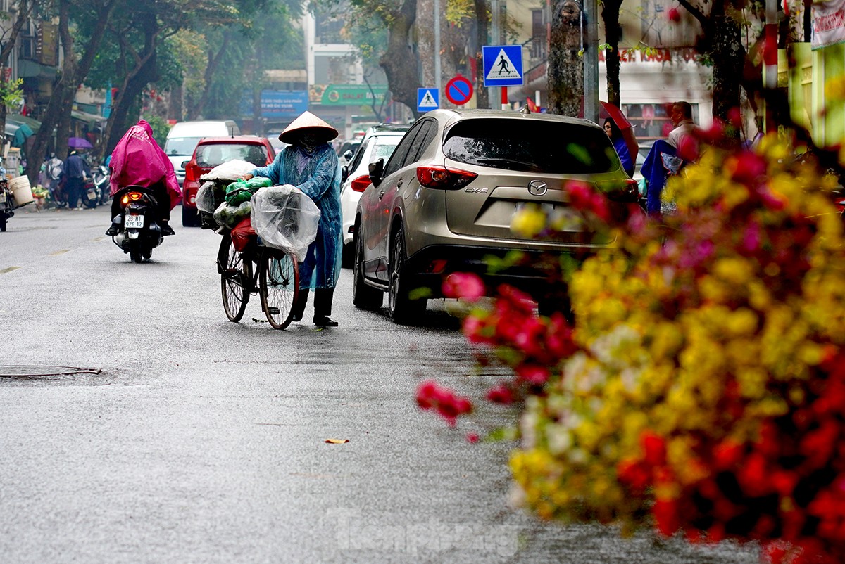 Người lao động đường phố Hà Nội quay quắt mưu sinh dưới mưa rét - Ảnh 7.