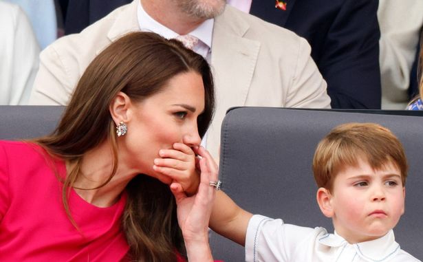 Nhân viên cung điện tiết lộ 8 quy tắc William và Kate yêu cầu cấp dưới tuân theo - Ảnh 1.