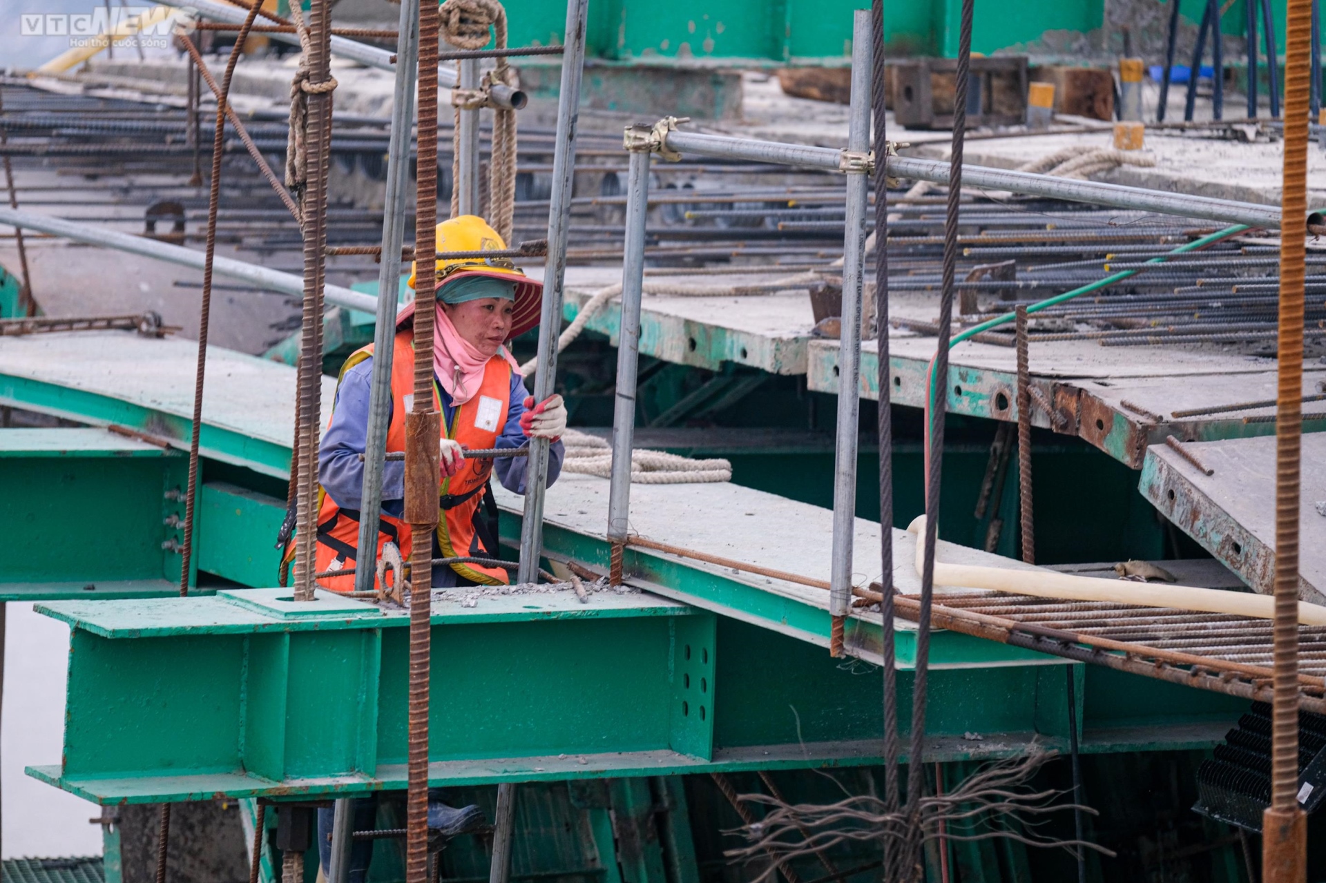 Toàn cảnh dự án cầu Vĩnh Tuy sắp hoàn thành nhìn từ trên cao - Ảnh 6.