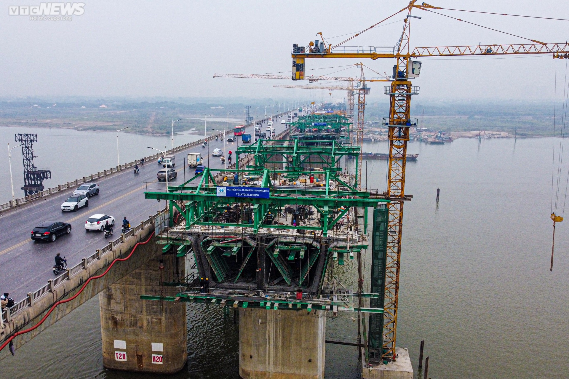 Toàn cảnh dự án cầu Vĩnh Tuy sắp hoàn thành nhìn từ trên cao - Ảnh 2.