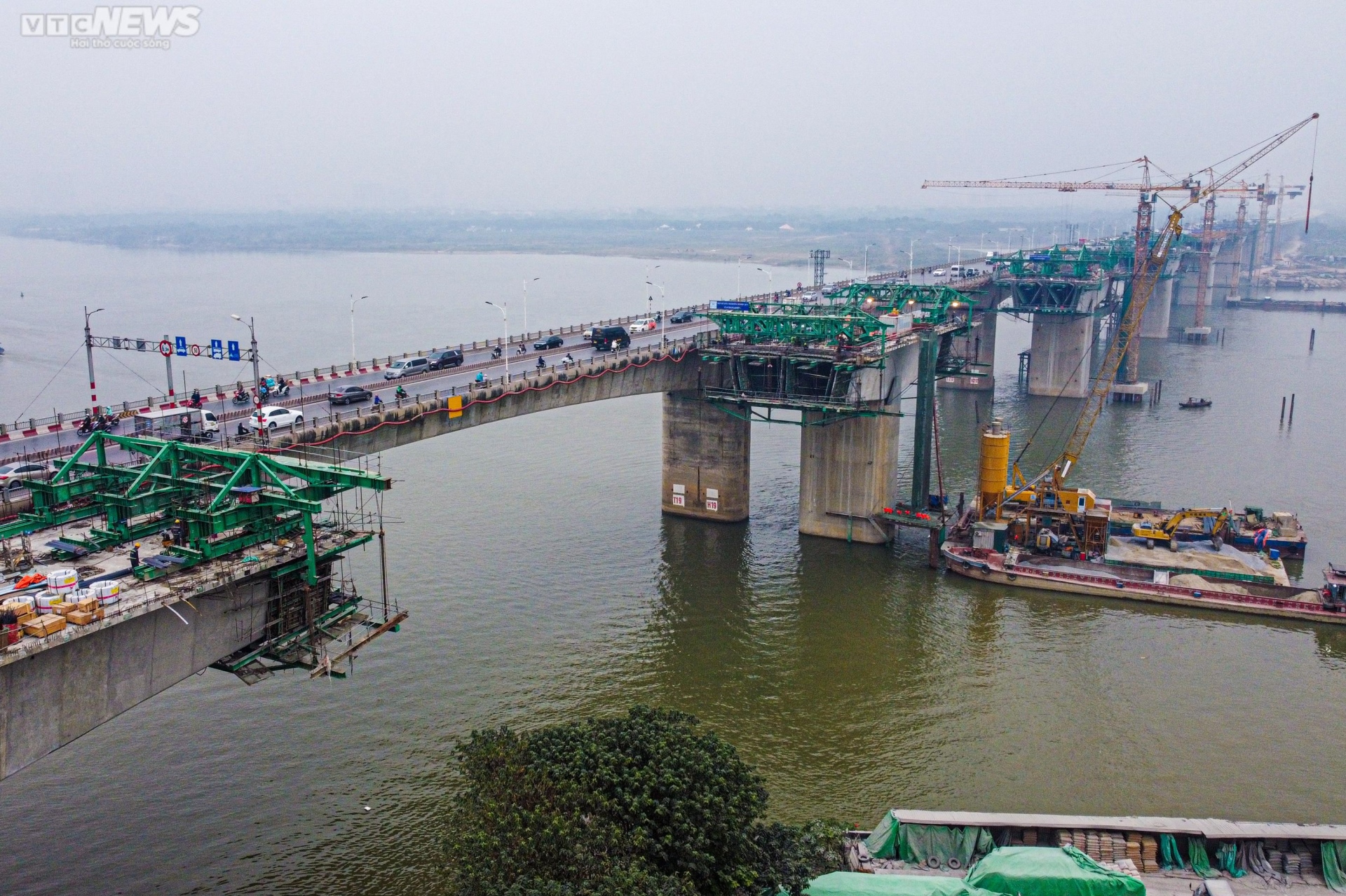 Toàn cảnh dự án cầu Vĩnh Tuy sắp hoàn thành nhìn từ trên cao - Ảnh 1.