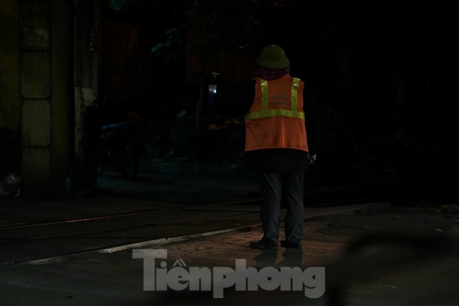 Lao động đường phố nhọc nhằn mưu sinh trong đêm rét sâu đầu đông ở Hà Nội - Ảnh 7.