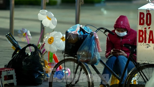 Lao động đường phố nhọc nhằn mưu sinh trong đêm rét sâu đầu đông ở Hà Nội - Ảnh 5.