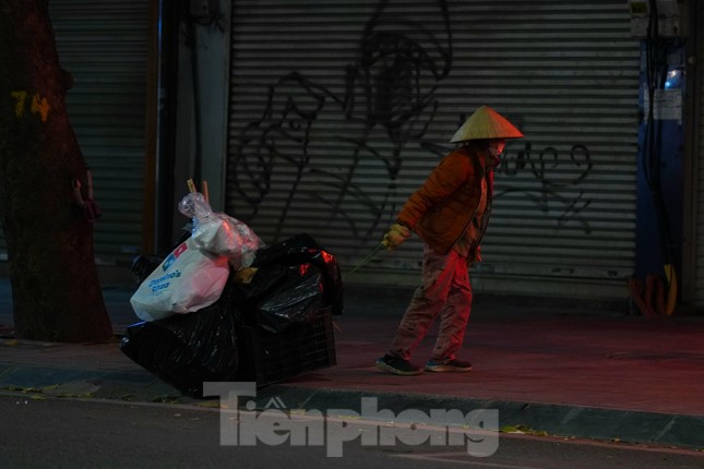 Lao động đường phố nhọc nhằn mưu sinh trong đêm rét sâu đầu đông ở Hà Nội - Ảnh 2.