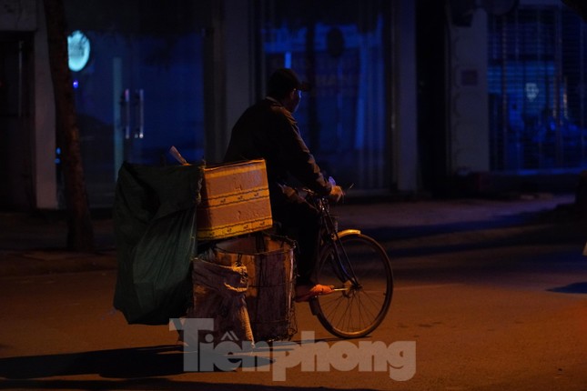 Lao động đường phố nhọc nhằn mưu sinh trong đêm rét sâu đầu đông ở Hà Nội - Ảnh 4.