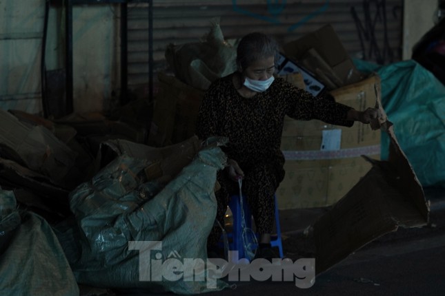 Lao động đường phố nhọc nhằn mưu sinh trong đêm rét sâu đầu đông ở Hà Nội - Ảnh 3.