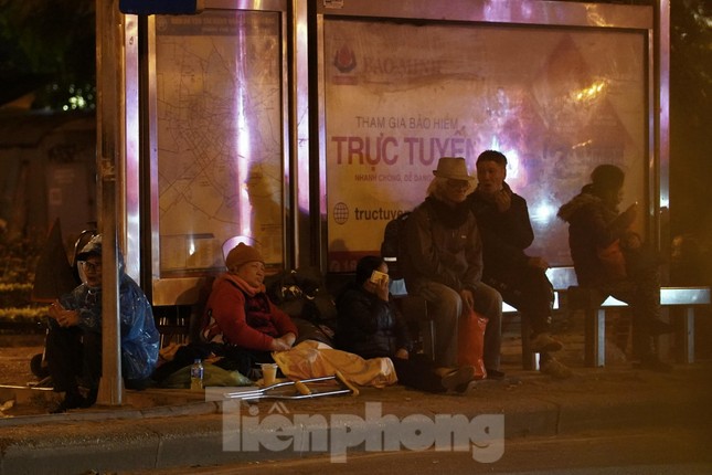 Lao động đường phố nhọc nhằn mưu sinh trong đêm rét sâu đầu đông ở Hà Nội - Ảnh 13.