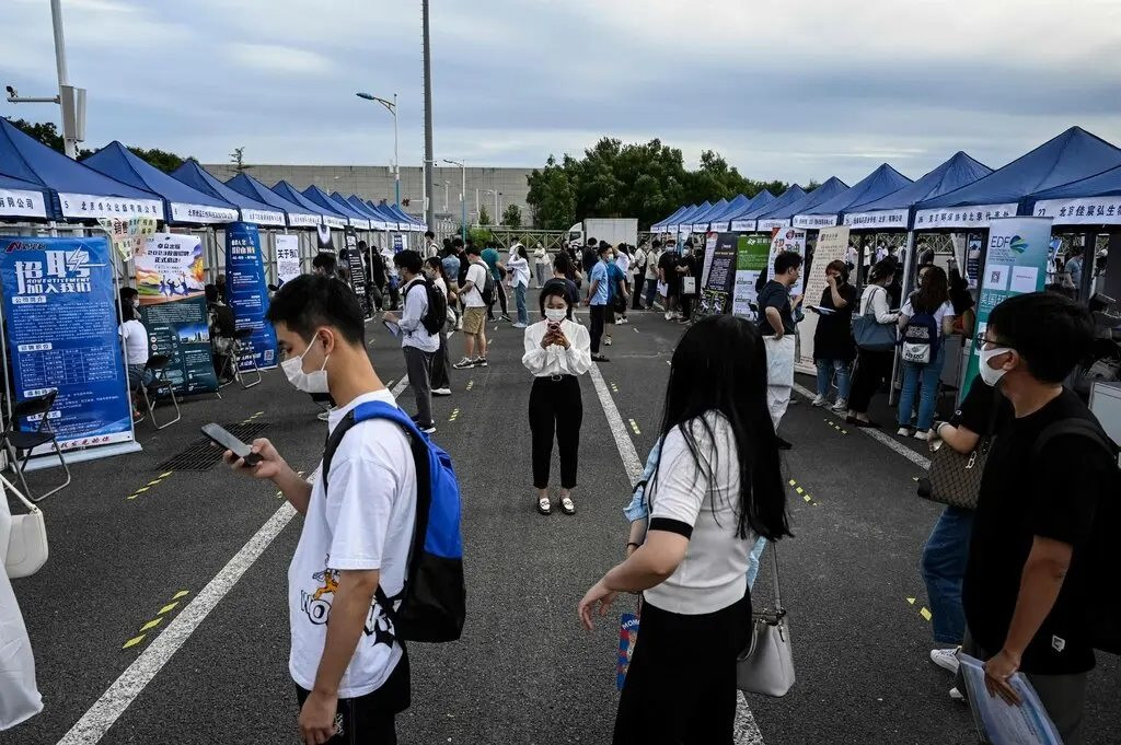 Tình trạng thiếu việc làm báo động ở TQ: Học giỏi cũng thất nghiệp hàng loạt, sinh viên ra trường bơ vơ vì tỉ lệ xin việc &quot;1 chọi 100&quot; - Ảnh 2.