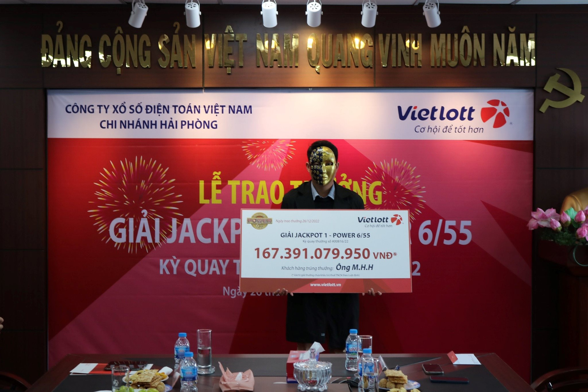 Vietlott lên tiếng trước nghi vấn cùng một người nhận 2 giải Jackpot Mega 6/45 tổng trị giá hơn 100 tỷ đồng? - Ảnh 1.