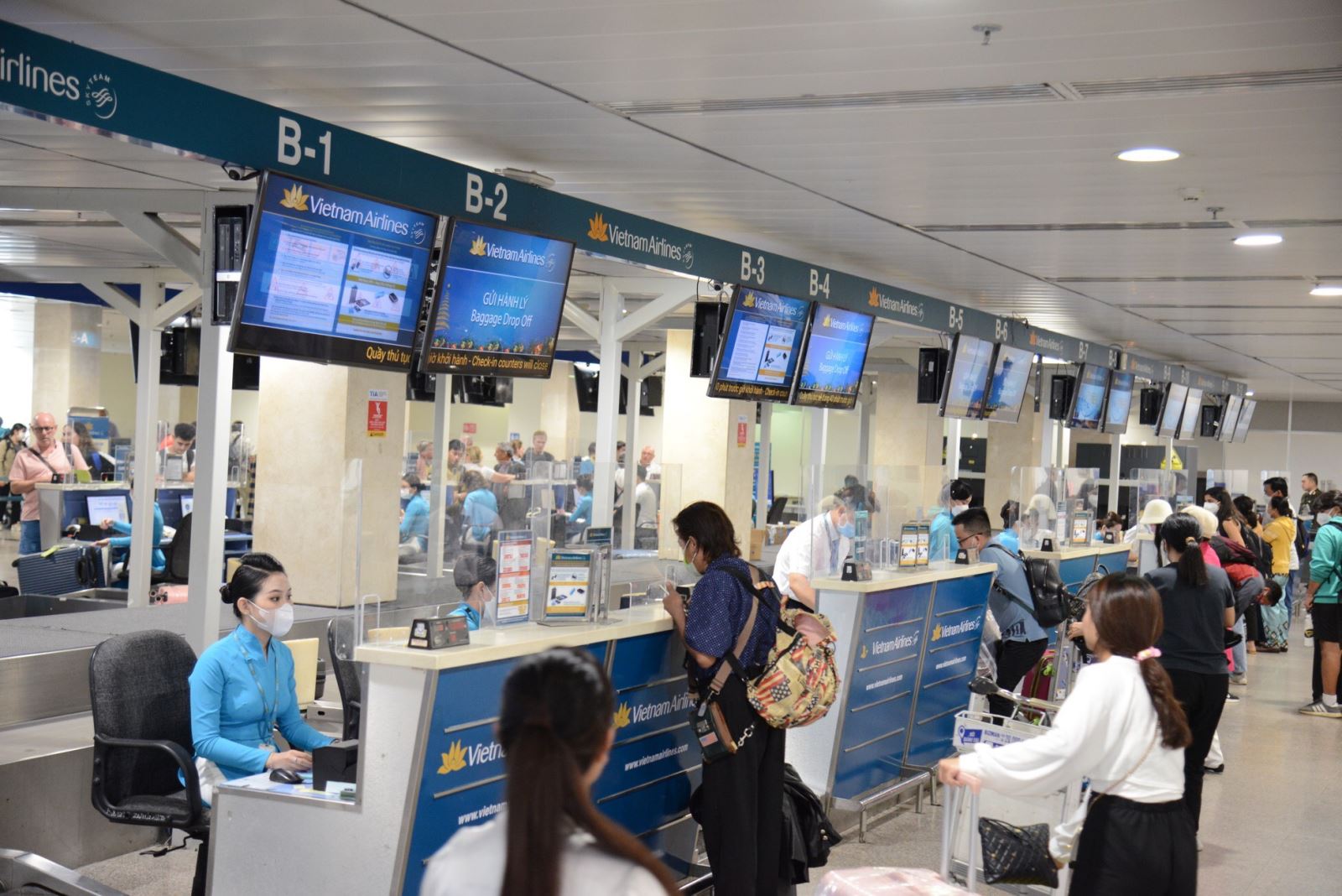 Ngày 30/12, sân bay Tân Sơn Nhất đón lượng khách cao nhất từ sau dịch COVID-19 - Ảnh 6.