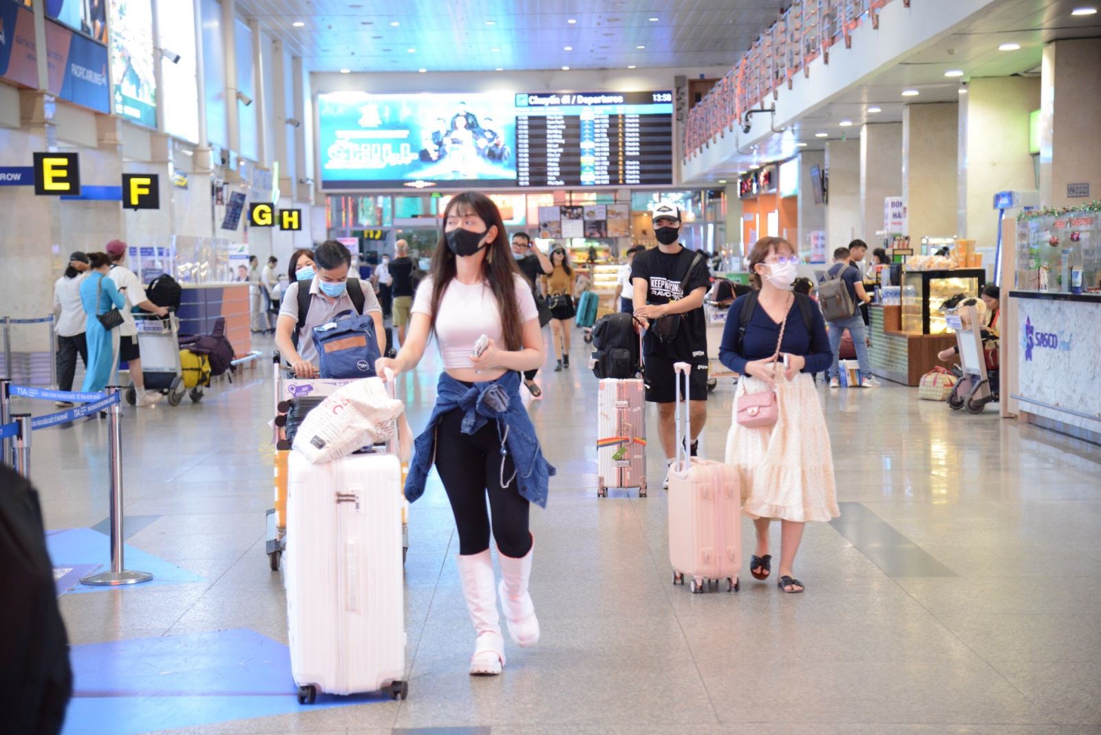 Ngày 30/12, sân bay Tân Sơn Nhất đón lượng khách cao nhất từ sau dịch COVID-19 - Ảnh 3.