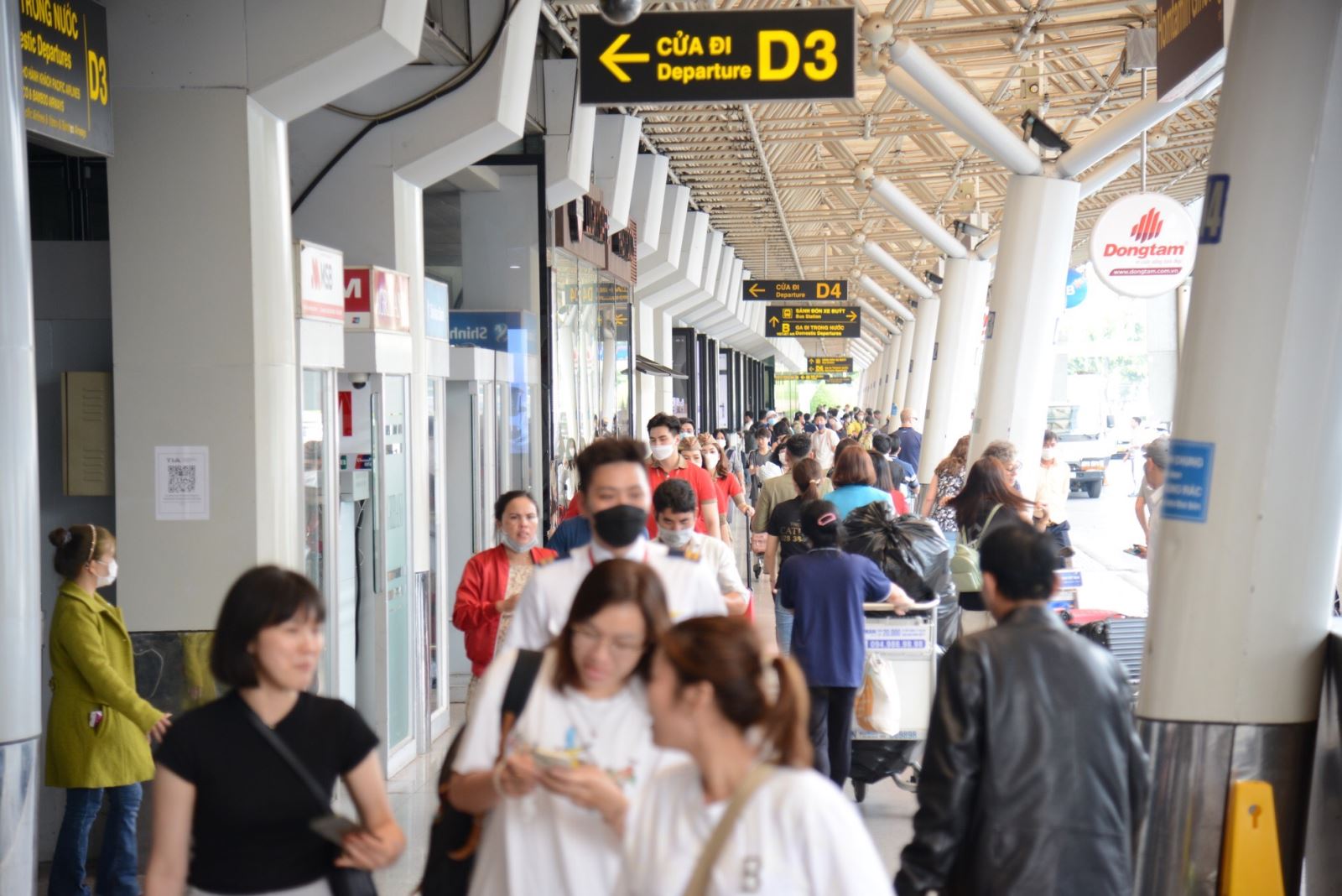 Ngày 30/12, sân bay Tân Sơn Nhất đón lượng khách cao nhất từ sau dịch COVID-19 - Ảnh 1.