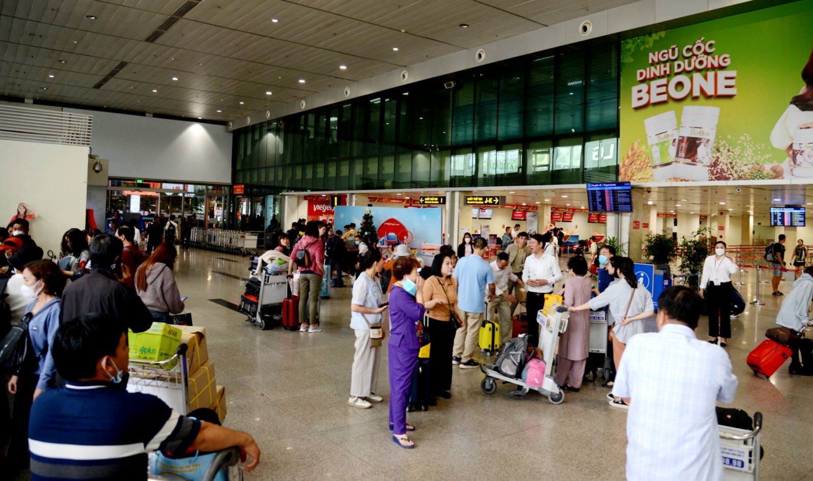 Ngày 30/12, sân bay Tân Sơn Nhất đón lượng khách cao nhất từ sau dịch COVID-19 - Ảnh 5.