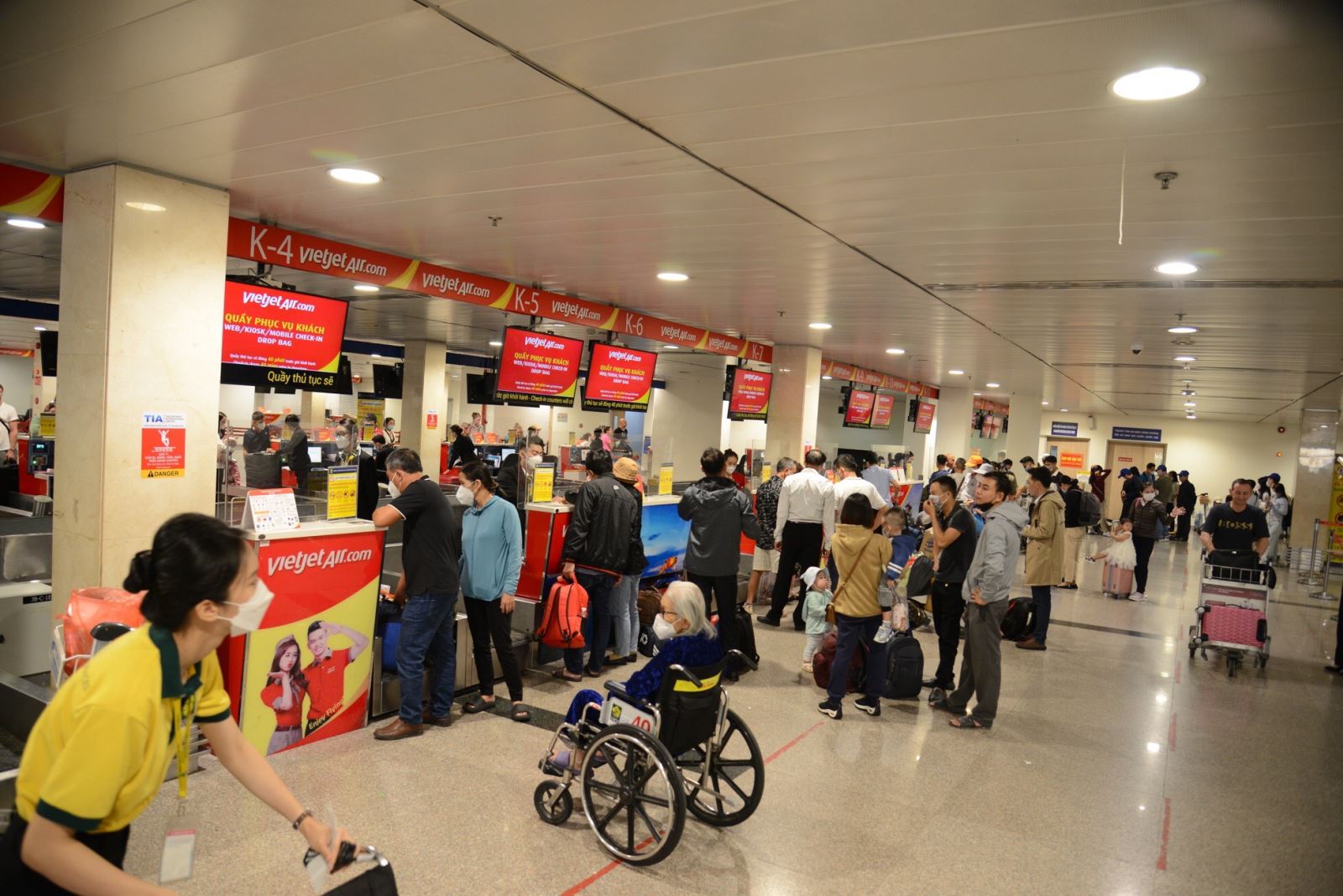 Ngày 30/12, sân bay Tân Sơn Nhất đón lượng khách cao nhất từ sau dịch COVID-19 - Ảnh 7.