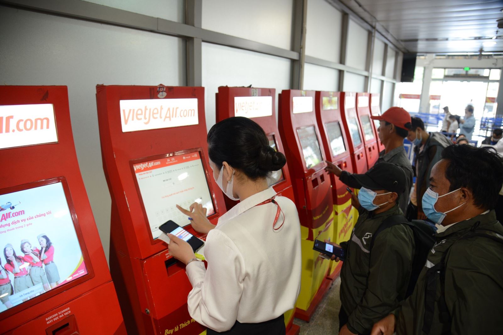 Ngày 30/12, sân bay Tân Sơn Nhất đón lượng khách cao nhất từ sau dịch COVID-19 - Ảnh 4.