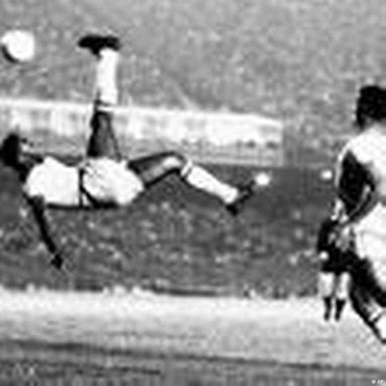 Thương tiếc &quot;Vua bóng đá&quot;: Nhìn lại 12 khoảnh khắc để đời của Pele - Ảnh 4.