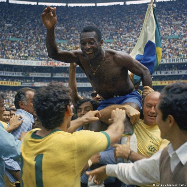 Thương tiếc &quot;Vua bóng đá&quot;: Nhìn lại 12 khoảnh khắc để đời của Pele - Ảnh 6.