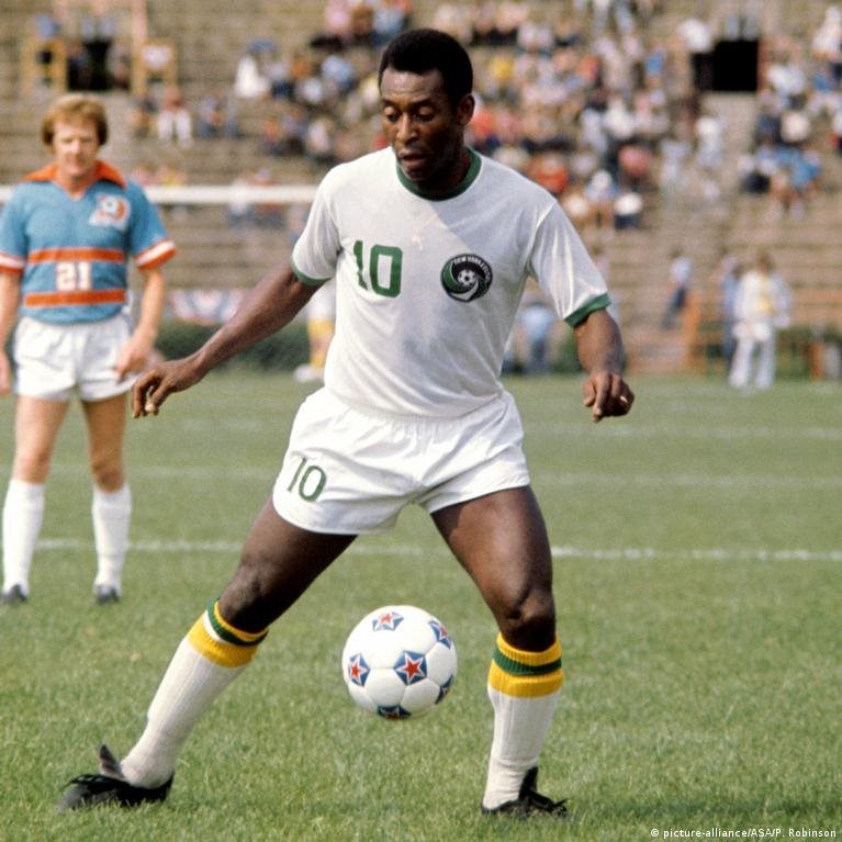 Thương tiếc &quot;Vua bóng đá&quot;: Nhìn lại 12 khoảnh khắc để đời của Pele - Ảnh 8.