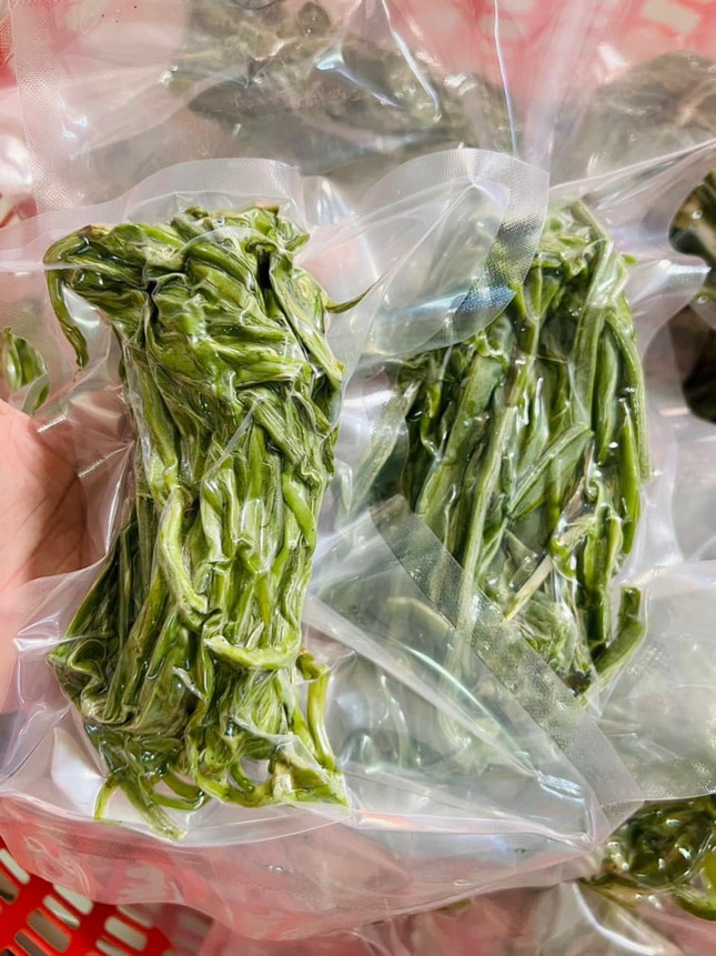 Rầm rộ tìm mua rau 'tiến vua' gần nửa triệu đồng/kg ăn Tết - Ảnh 3.