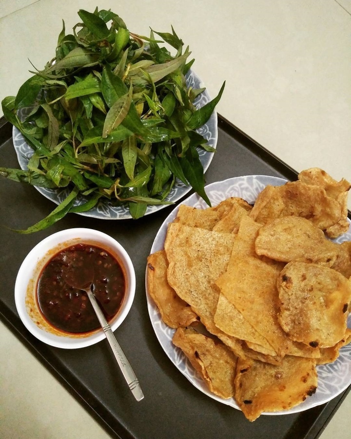 'Quên lối về' với chả cá cuốn rau răm, món ăn vặt đặc sản ở Bình Định - Ảnh 2.