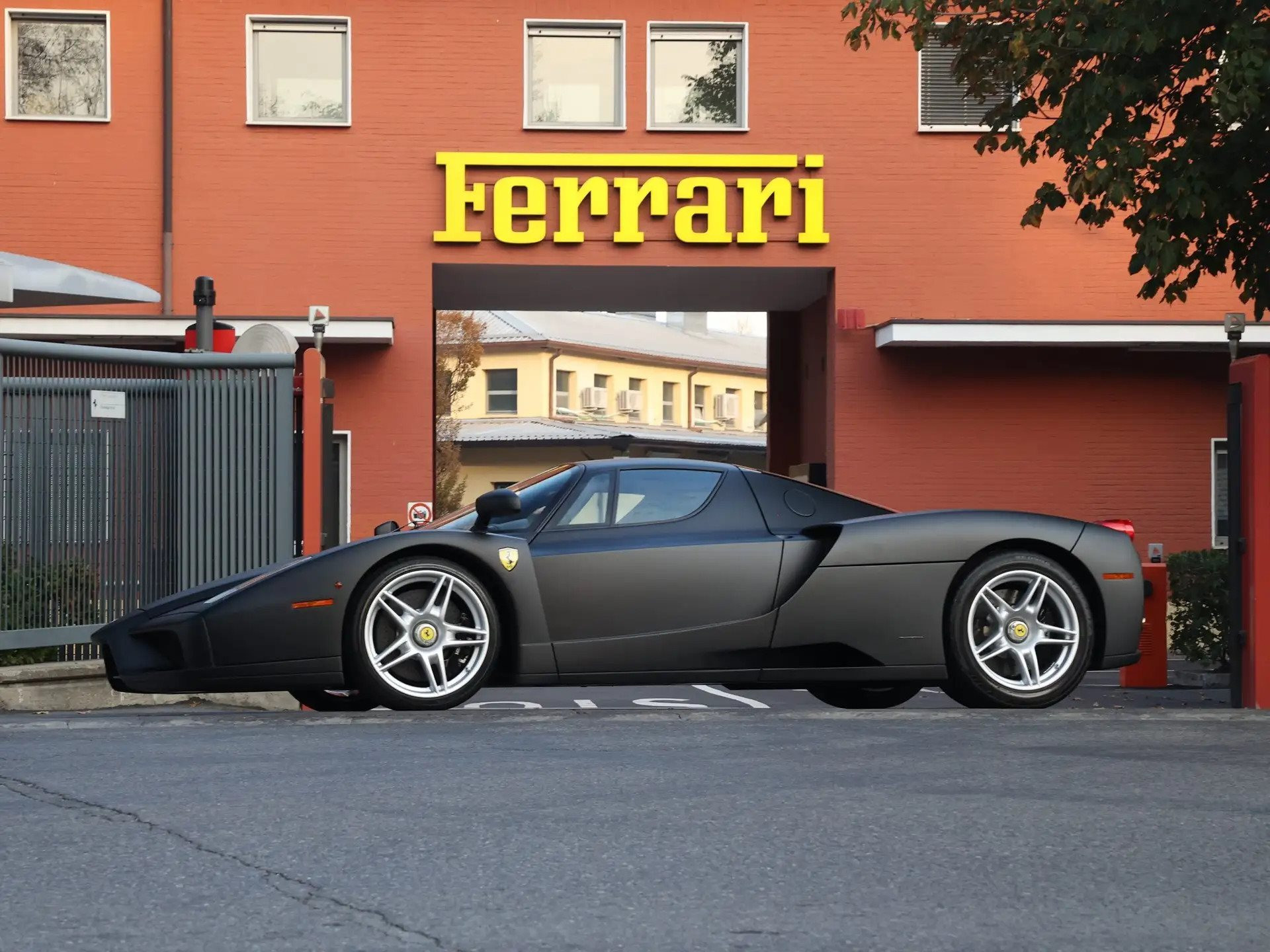 Xe Ferrari 5 triệu USD có một không hai, được thiết kế dành riêng cho thành viên hoàng gia: Chỉ ai may mắn mới nhìn thấy xe lăn bánh - Ảnh 1.